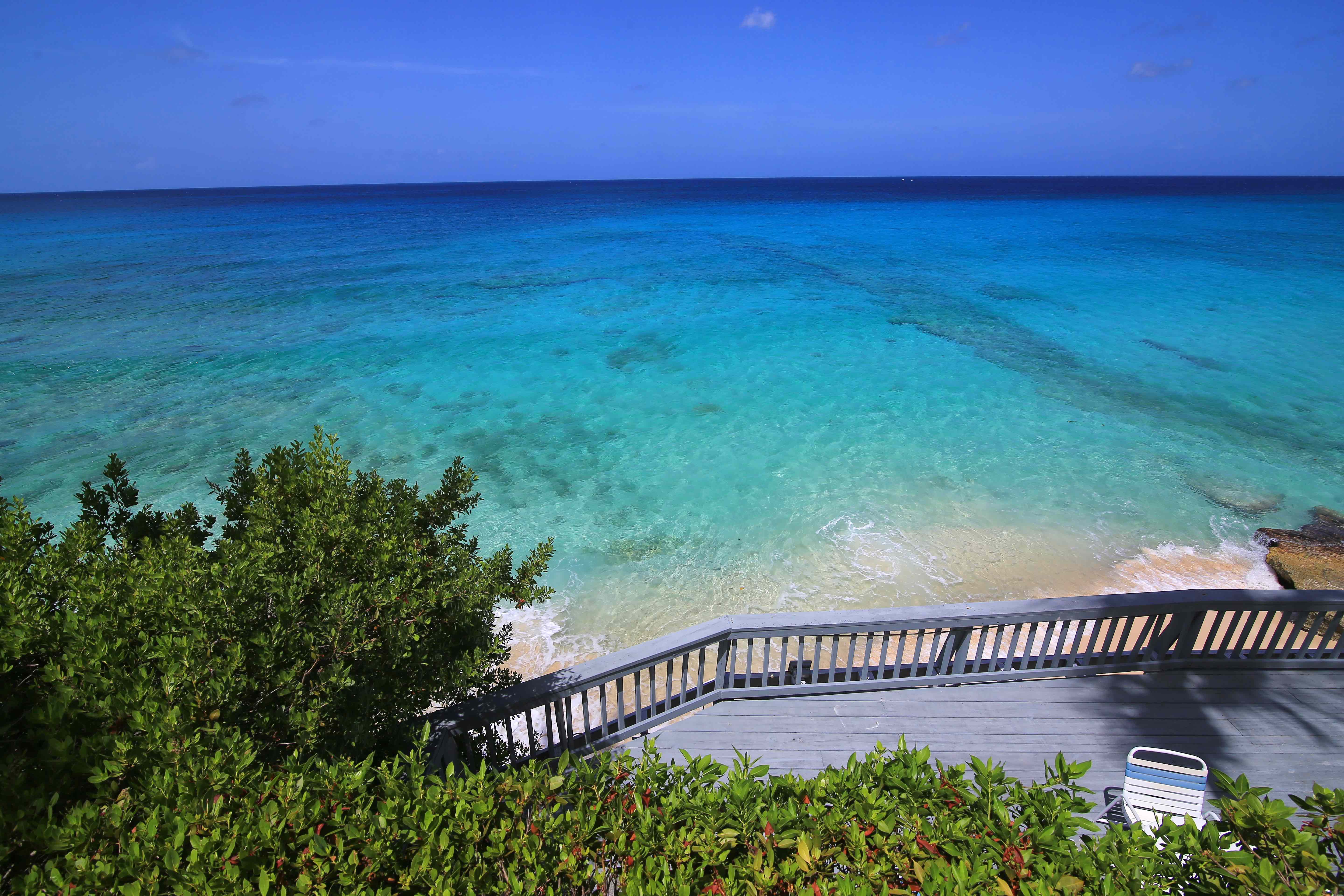 Beachfront modern Condo close to activities Smaartvacation